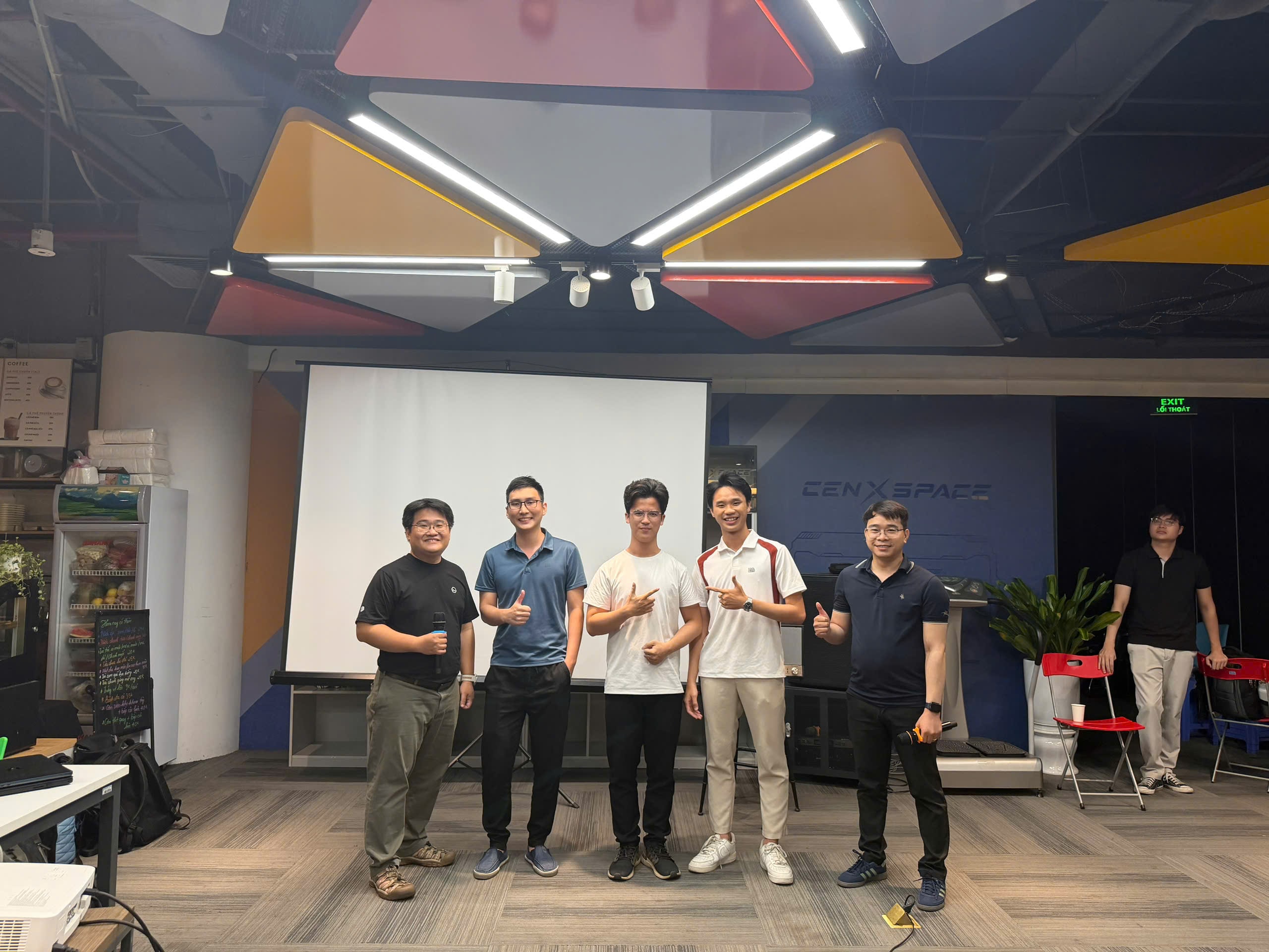 Ảnh nhóm của Nguyễn Mạnh Tú cùng các thành viên và ban tổ chức tại Codex Community Hackathon Hanoi.