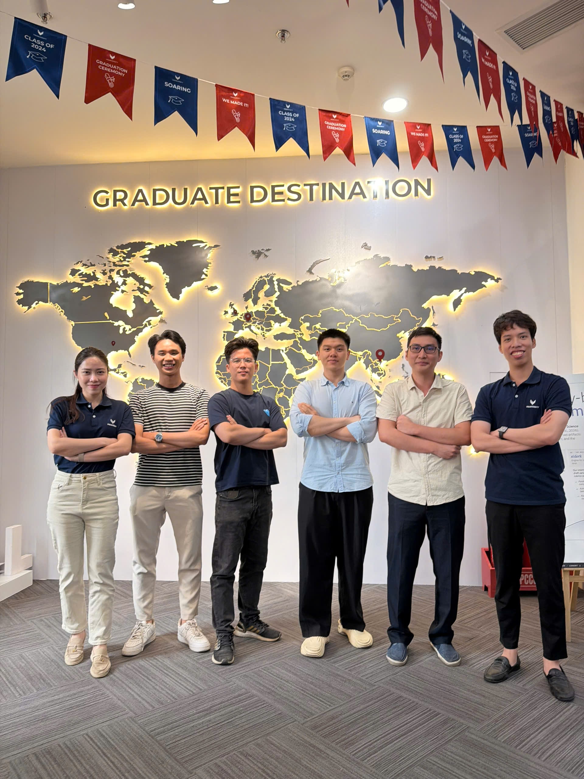 Nguyễn Mạnh Tú cùng các thành viên VCareer và đội ngũ hướng nghiệp VinUniversity tại khu vực Graduate Destination.