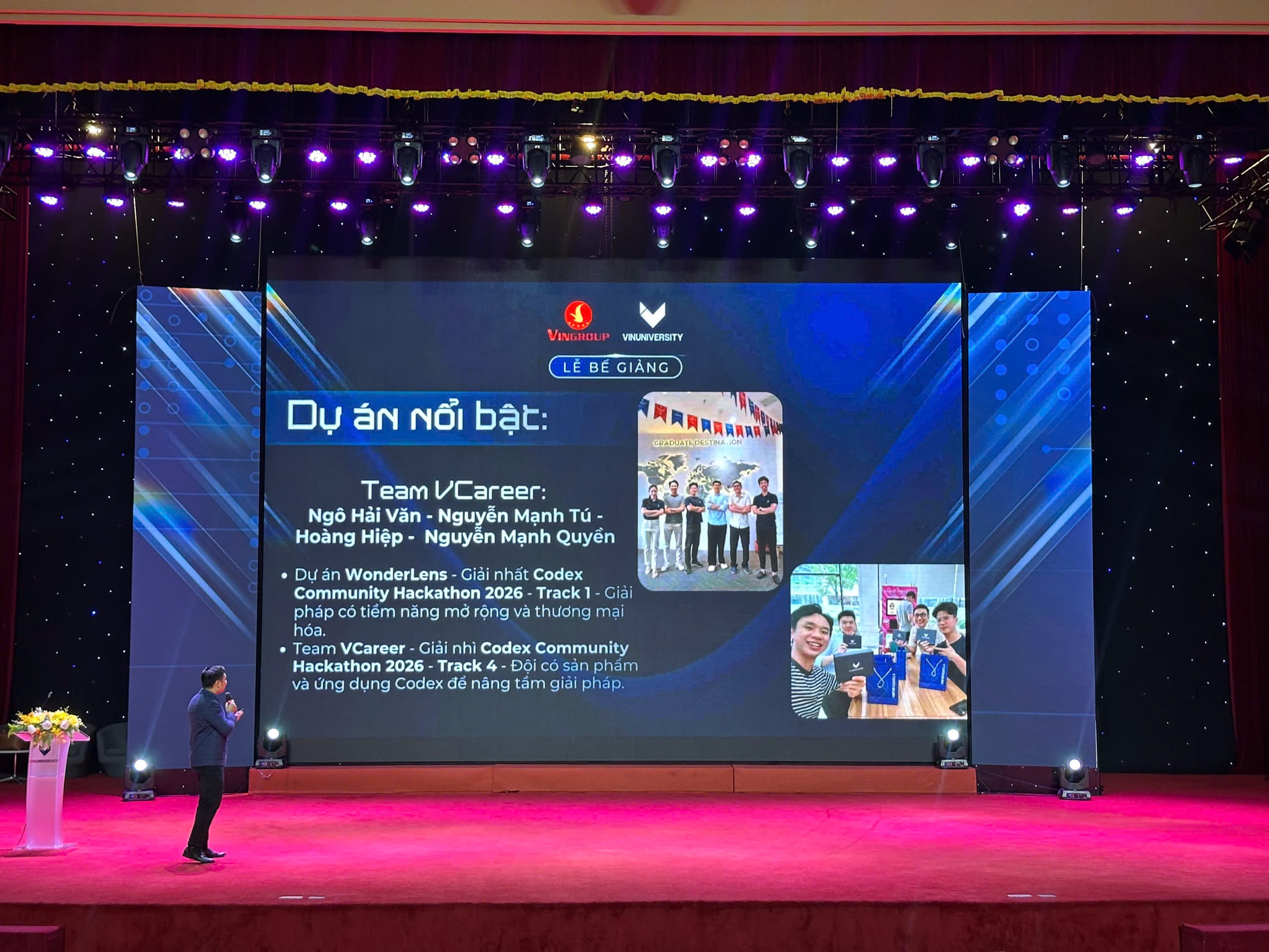 Sân khấu lễ bế giảng VinUniversity hiển thị Team VCareer là dự án nổi bật cùng kết quả giải của VCareer và WonderLens.